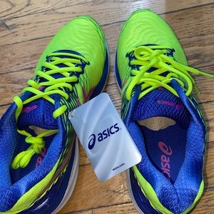 Asics women’s sneakers size 9.5 brand new